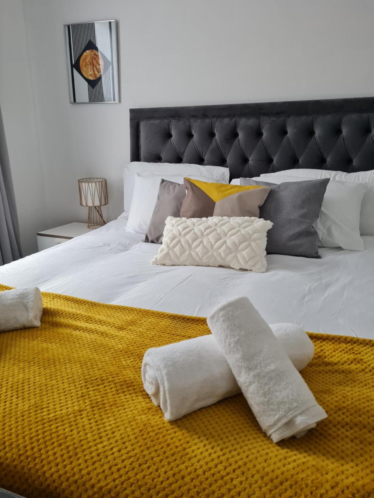 Shm M6 J7 Free Parking Great For Long Or Short Term 10 Min Drive To Centre & M5 Bus Stop And Shops Outside Apartment