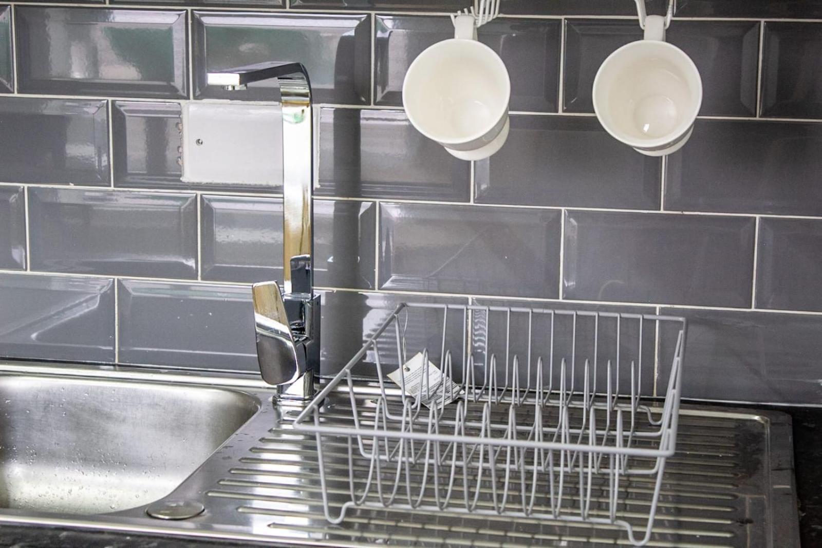 Shm M6 J7 Free Parking Great For Long Or Short Term 10 Min Drive To Centre & M5 Bus Stop And Shops Outside Apartment *