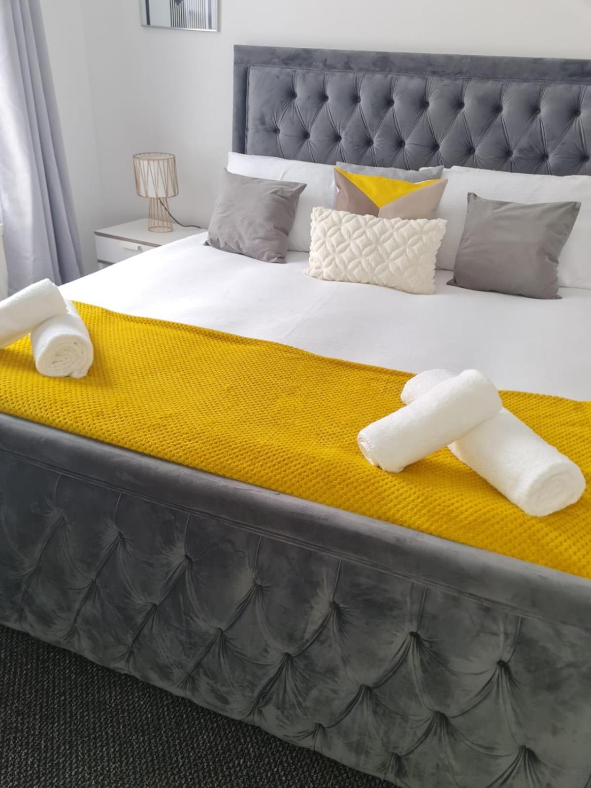 Shm M6 J7 Free Parking Great For Long Or Short Term 10 Min Drive To Centre & M5 Bus Stop And Shops Outside * Birmingham