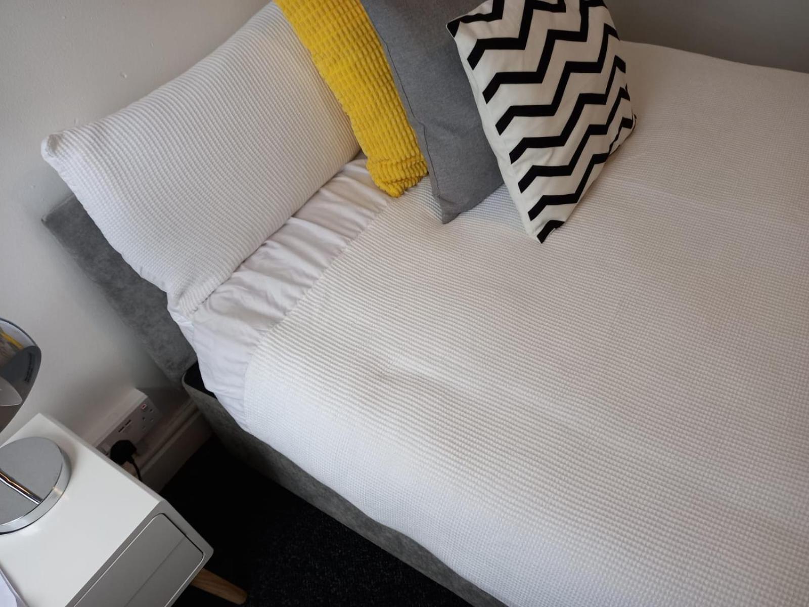 Shm M6 J7 Free Parking Great For Long Or Short Term 10 Min Drive To Centre & M5 Bus Stop And Shops Outside Apartment Birmingham