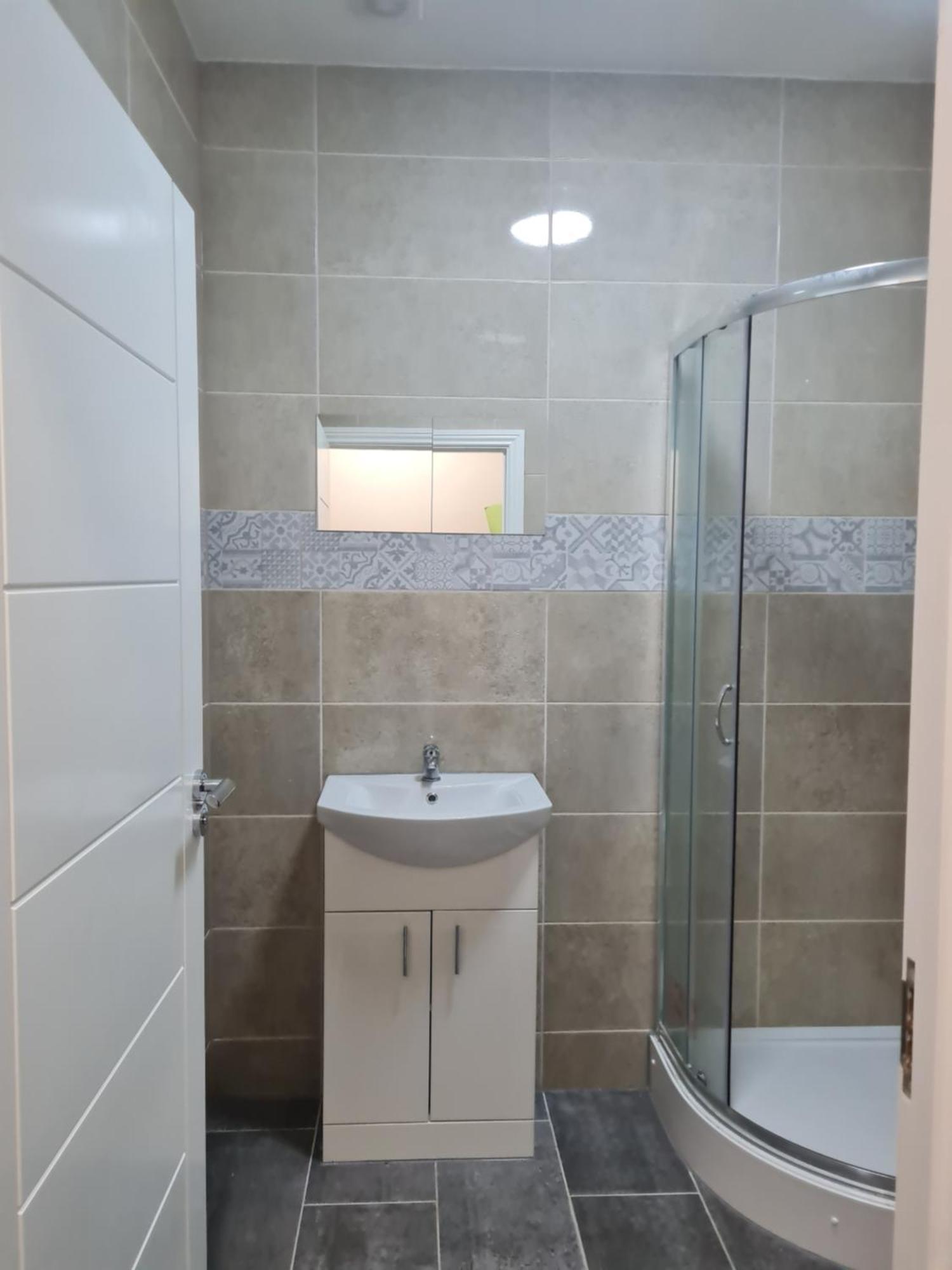 Shm M6 J7 Free Parking Great For Long Or Short Term 10 Min Drive To Centre & M5 Bus Stop And Shops Outside Birmingham
