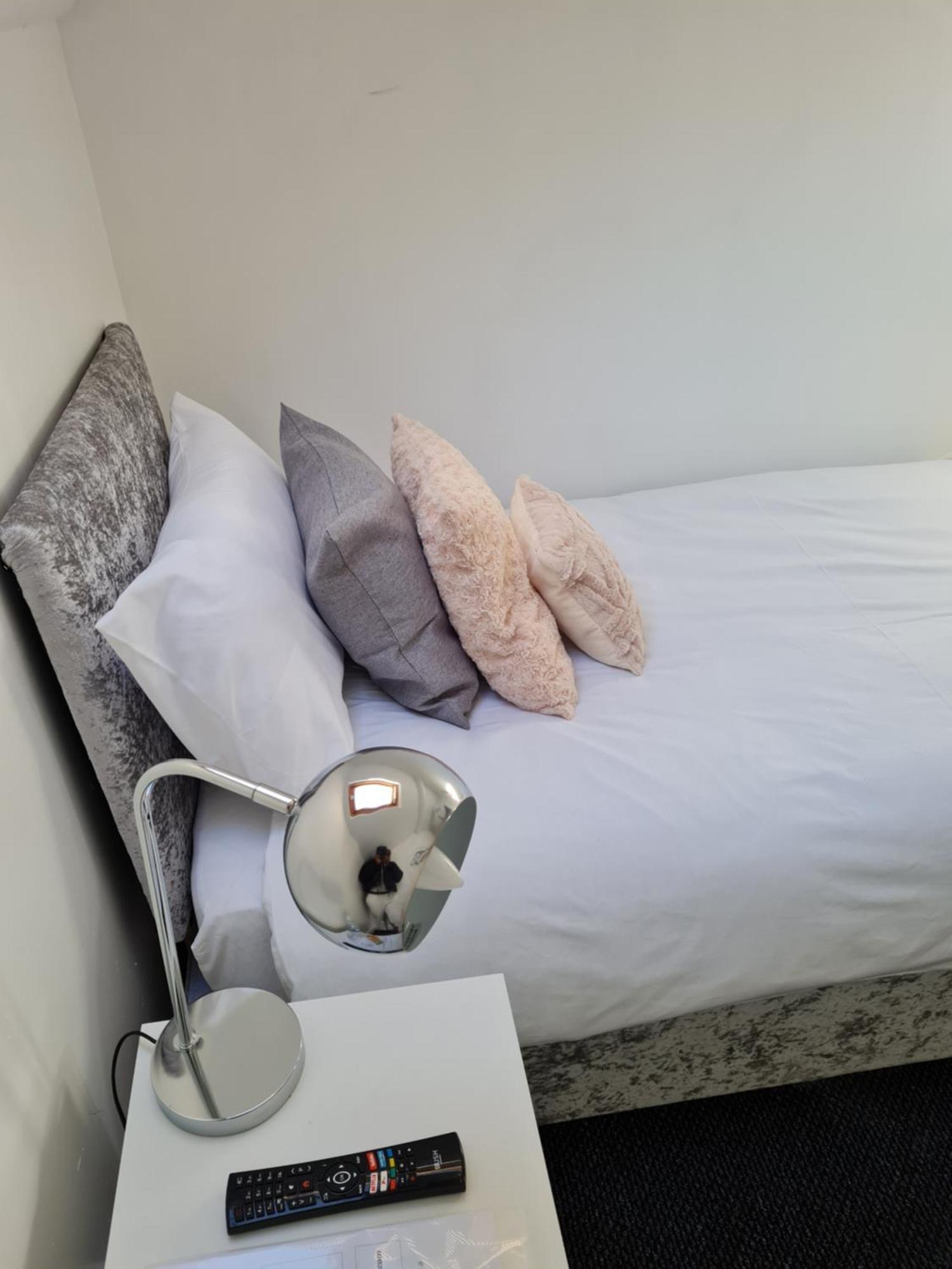 Shm M6 J7 Free Parking Great For Long Or Short Term 10 Min Drive To Centre & M5 Bus Stop And Shops Outside